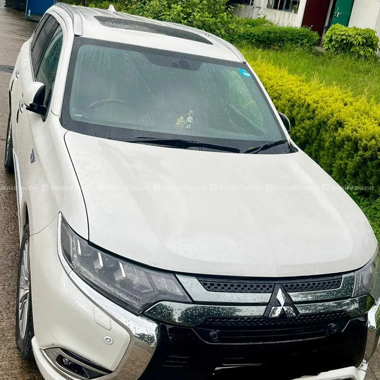 OUTLANDER HYBRID 79 Lakh. 9864744499 5