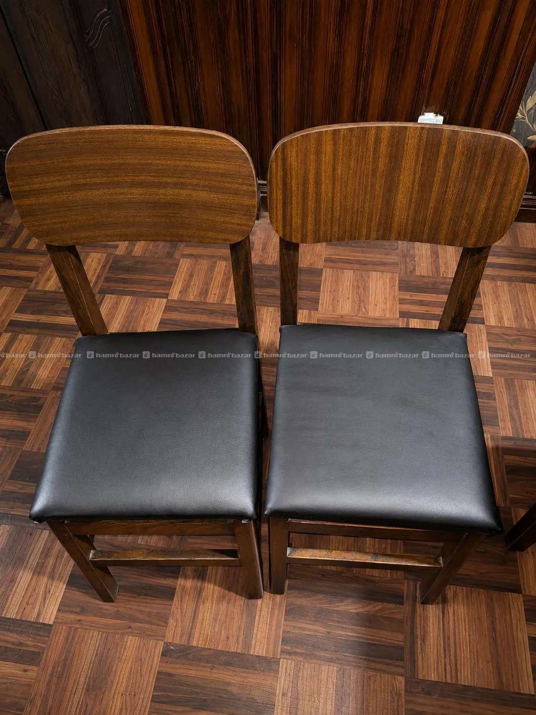 Dining Table with cushioned chair 3