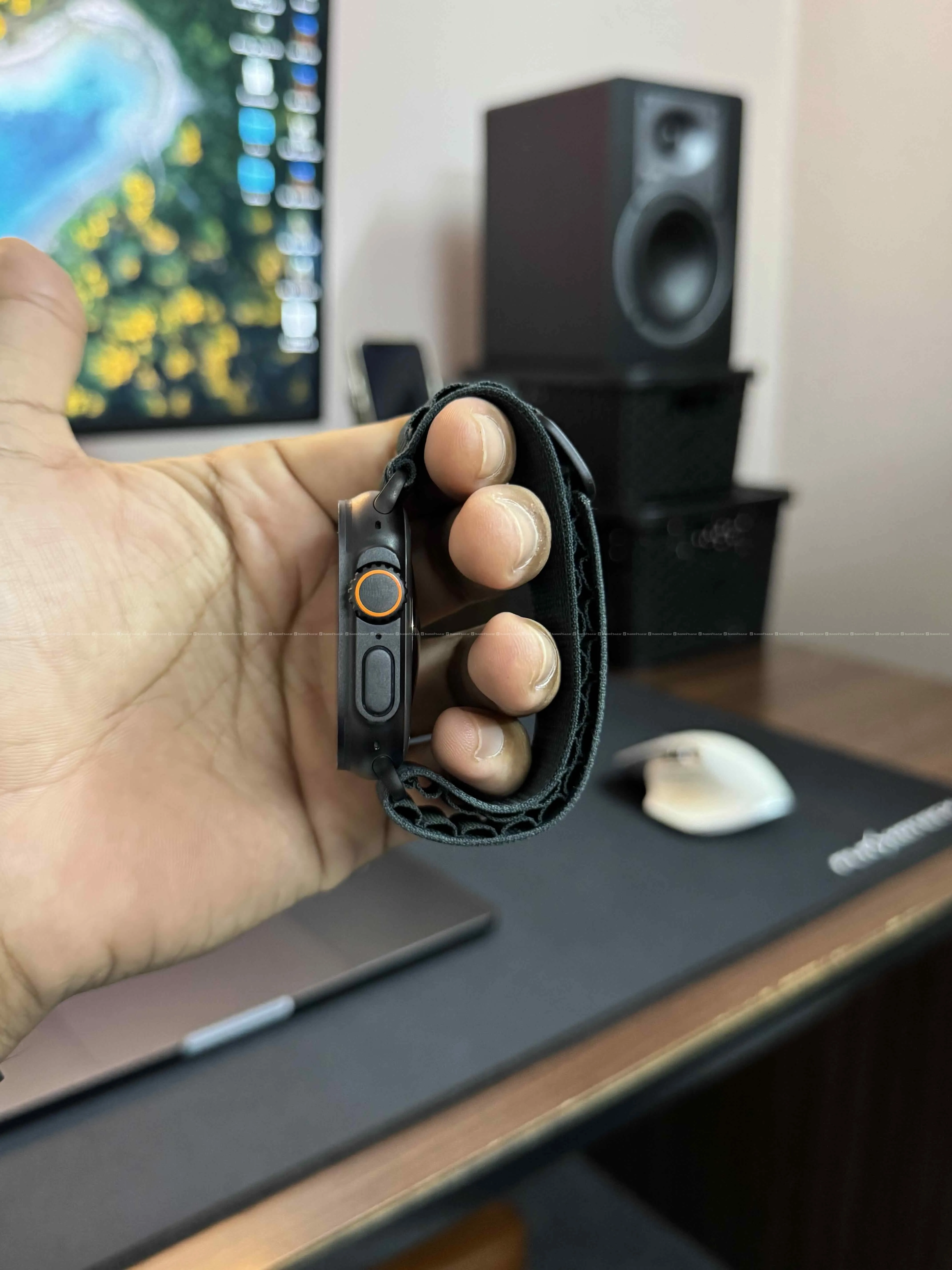 Apple Watch Ultra 2 - Black Titanium 3