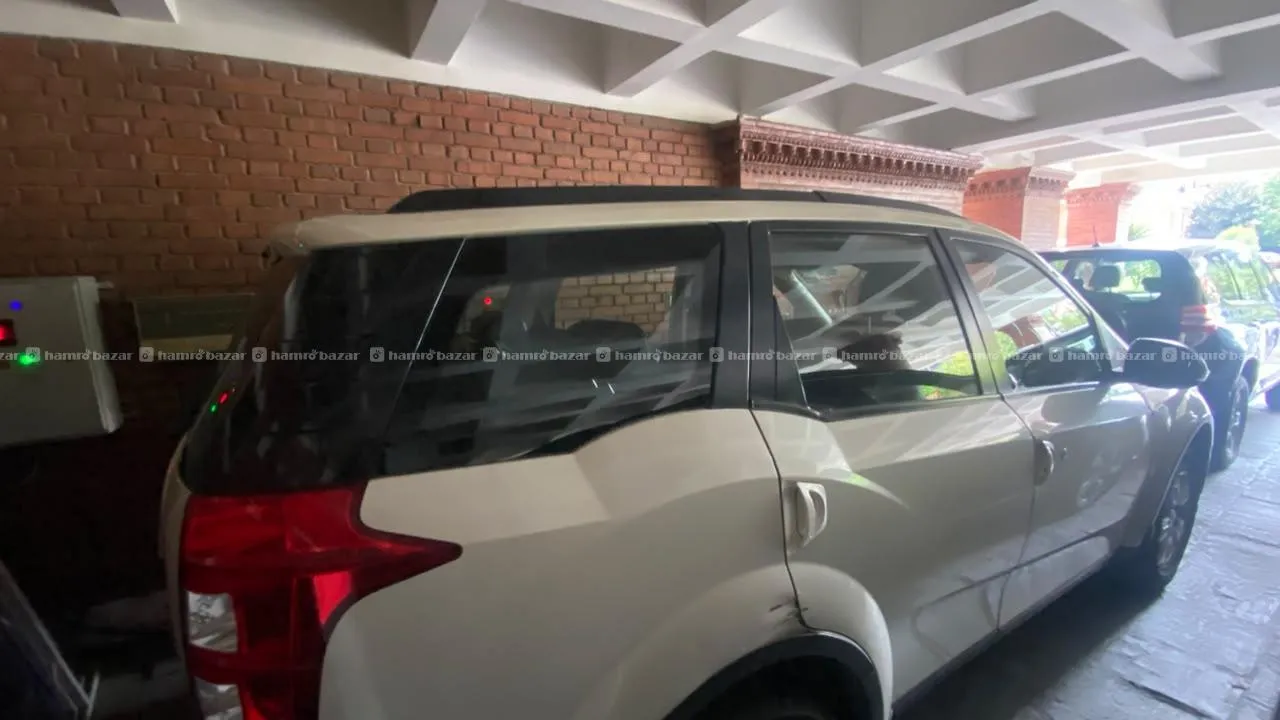 Mahindra XUV500W8AWD 4