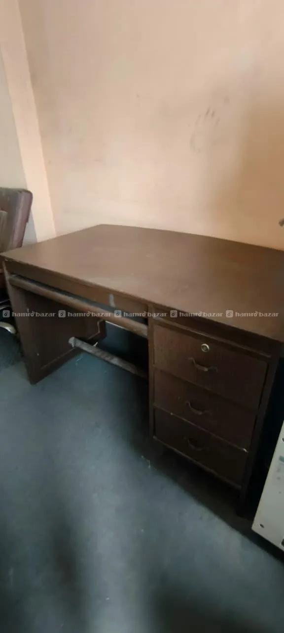 Office desk 3
