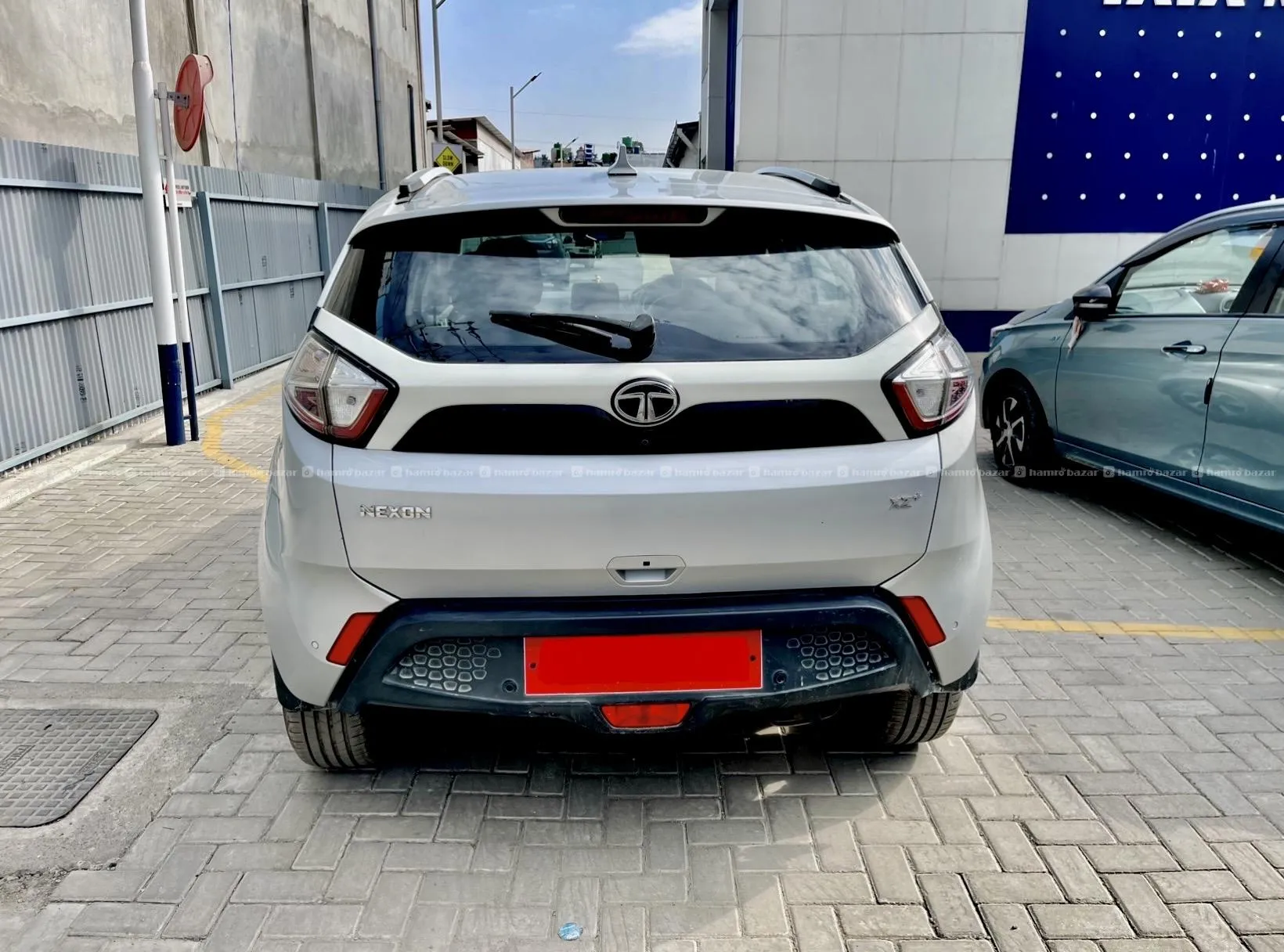 Tata Nexon XT Petrol 2018 @ 25,49,000/- 5