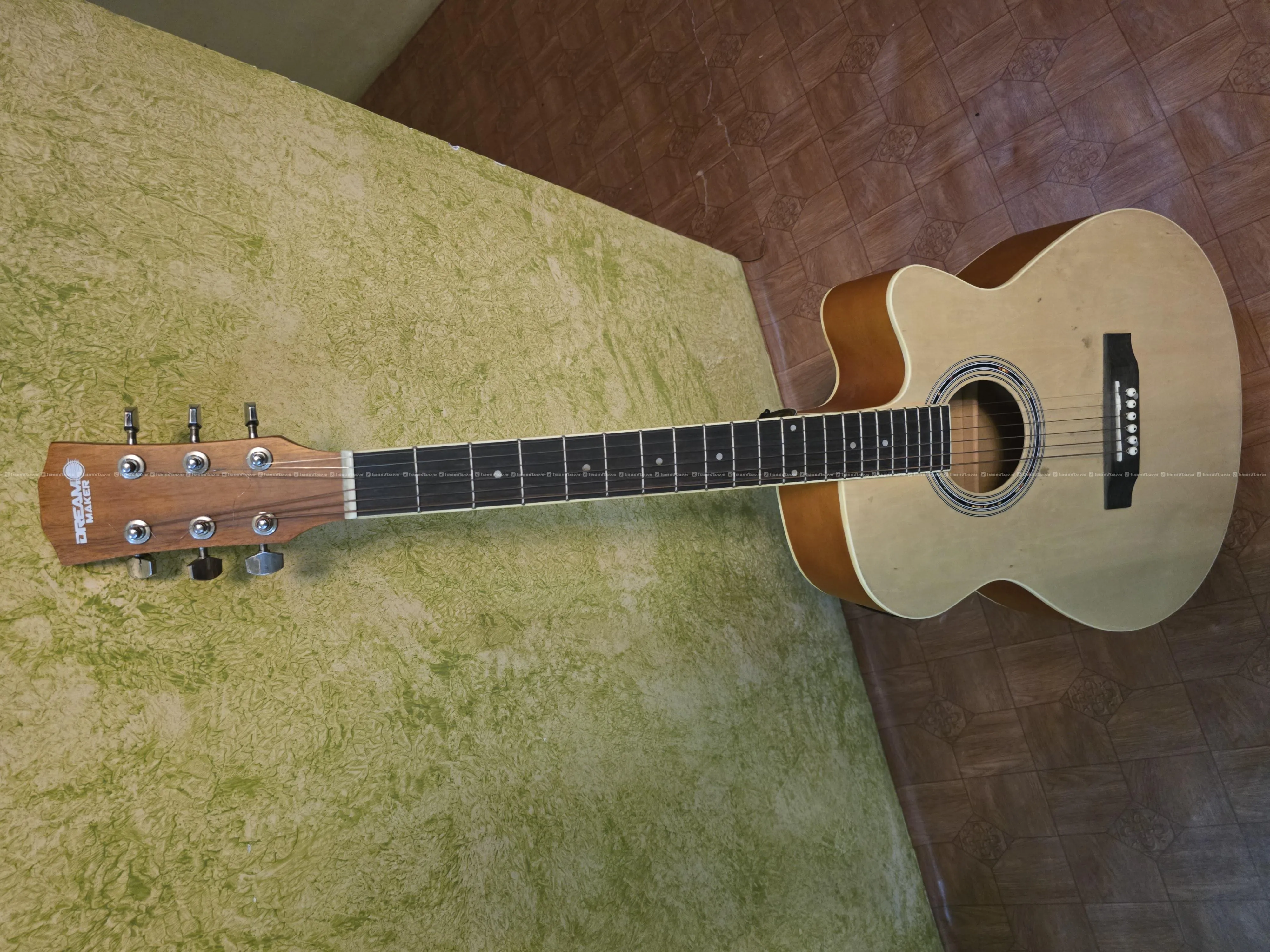 semi acquistic guitar 3