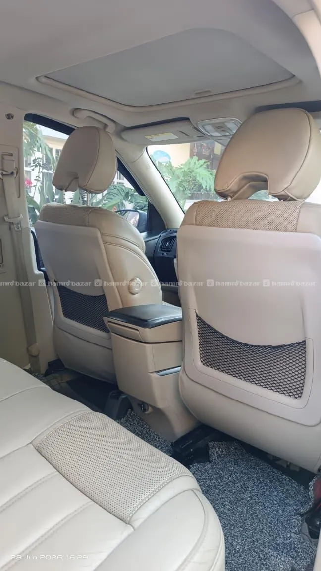 Mahindra XUV500 W10(2016) 4