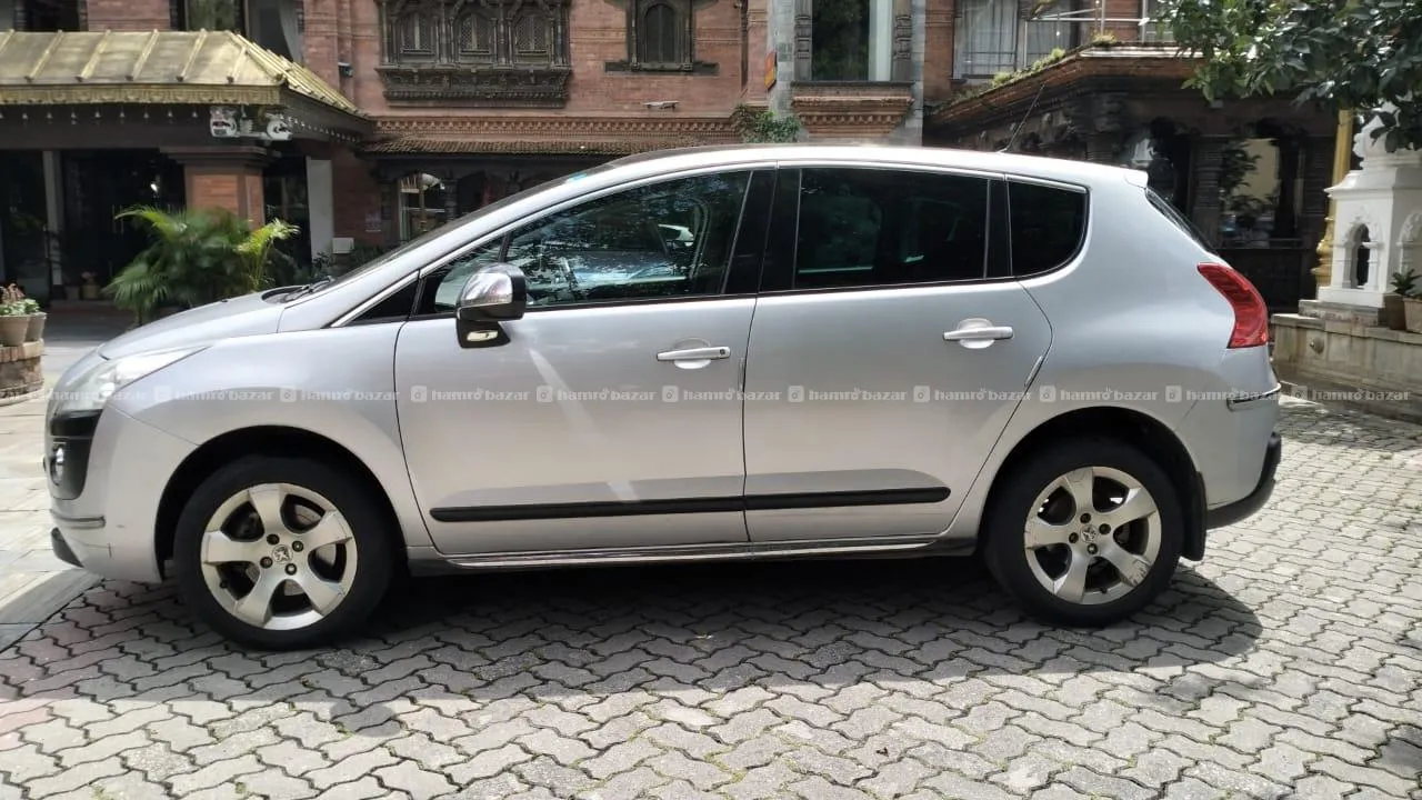 Great condition 2014 Peugeot SUV car 6