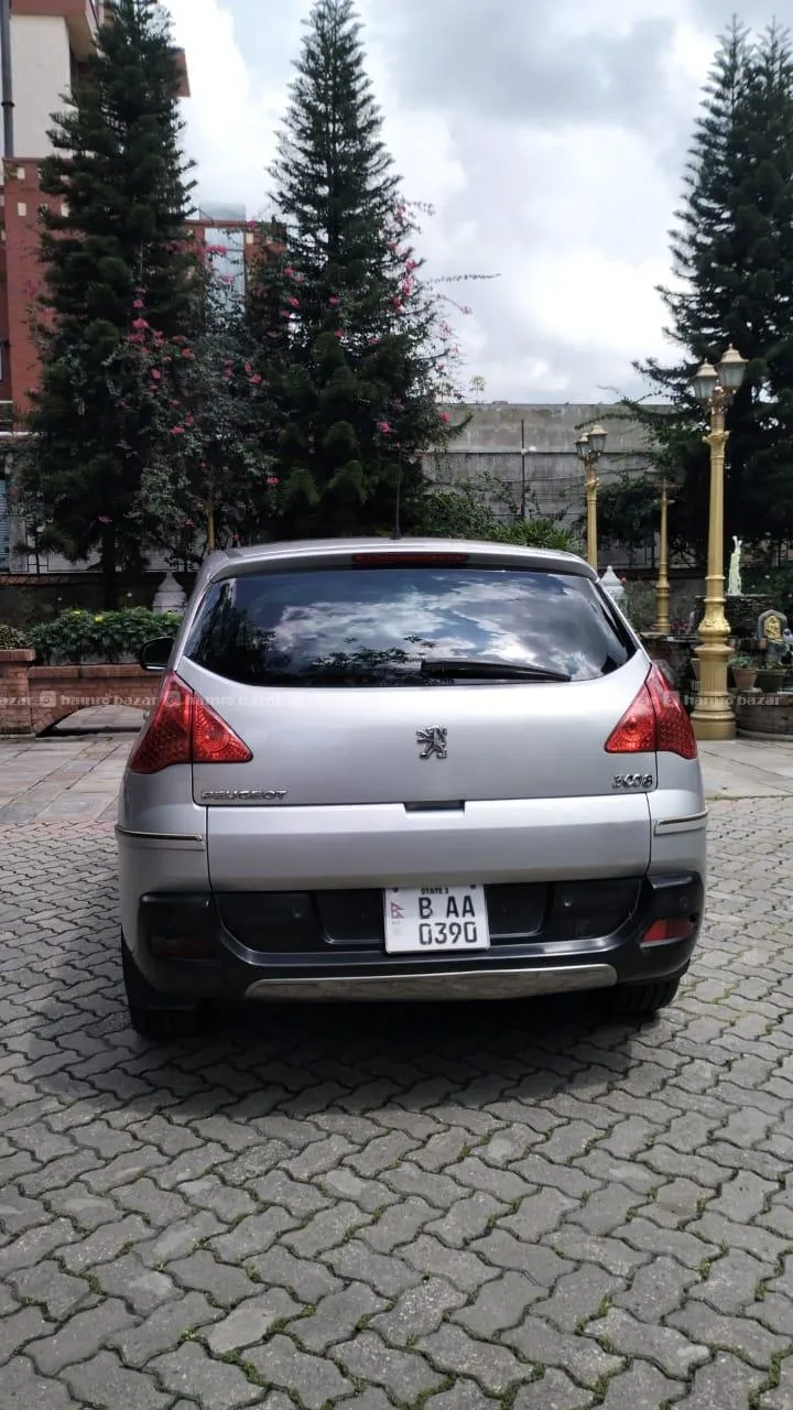 Great condition 2014 Peugeot SUV car 5