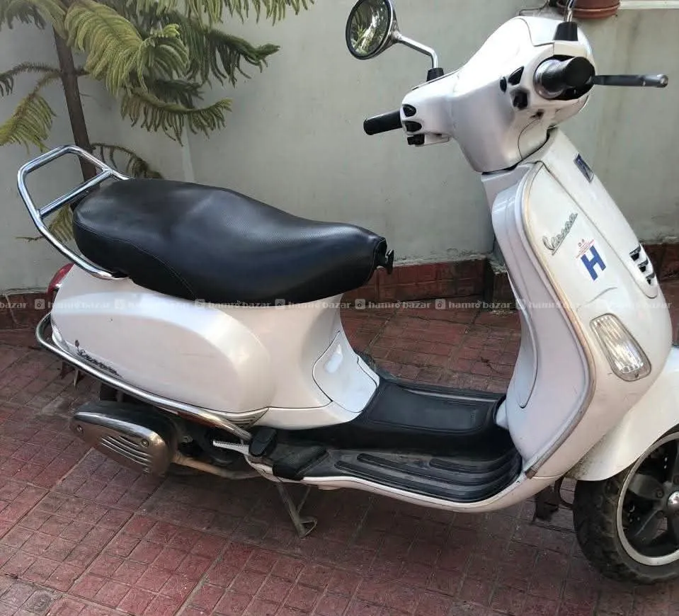Vespa VXL 125cc White 2018 Model Lot No. 112