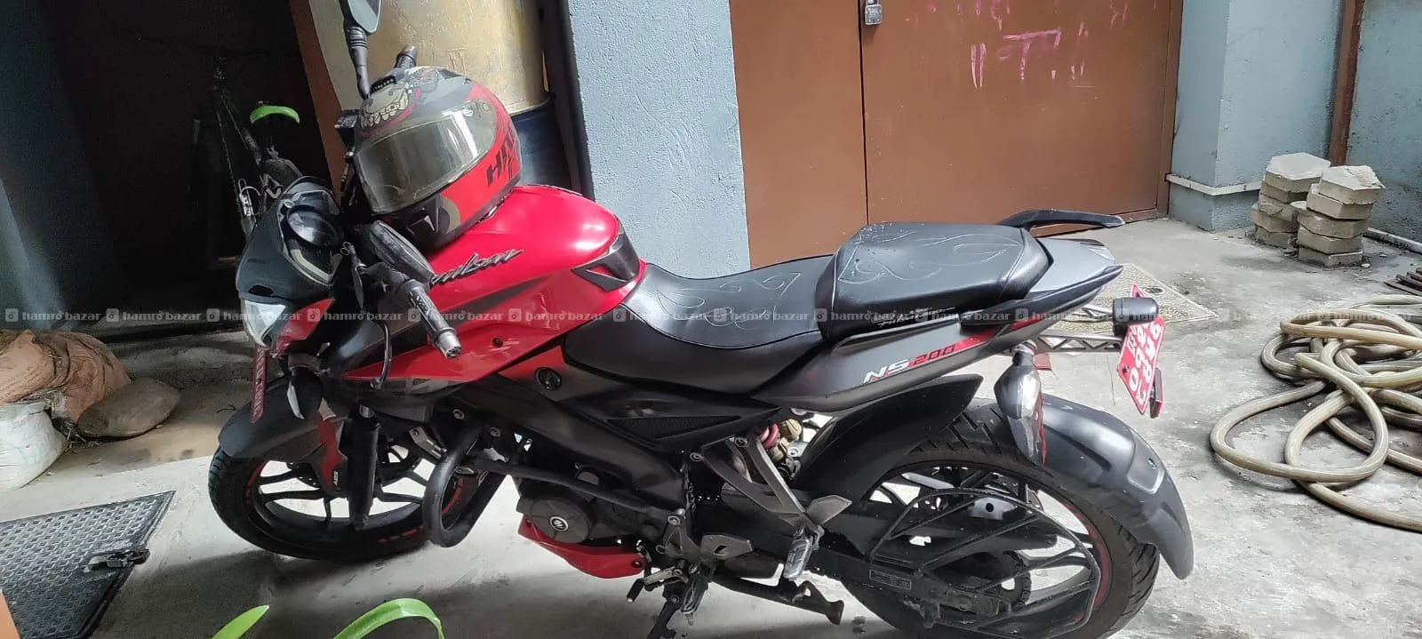 Singled Handed NS 200 Bike