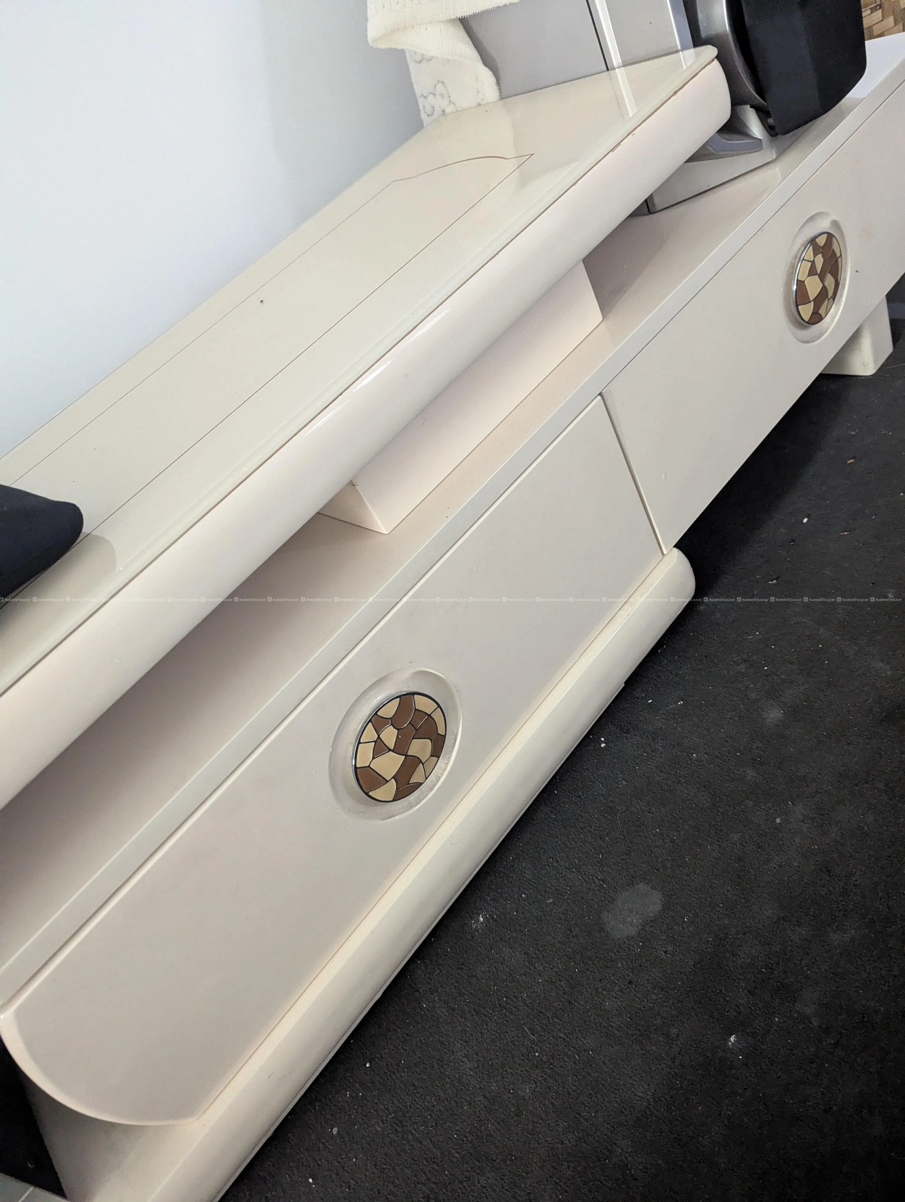 Premium Expandable TV Stand - Excellent Condition 2