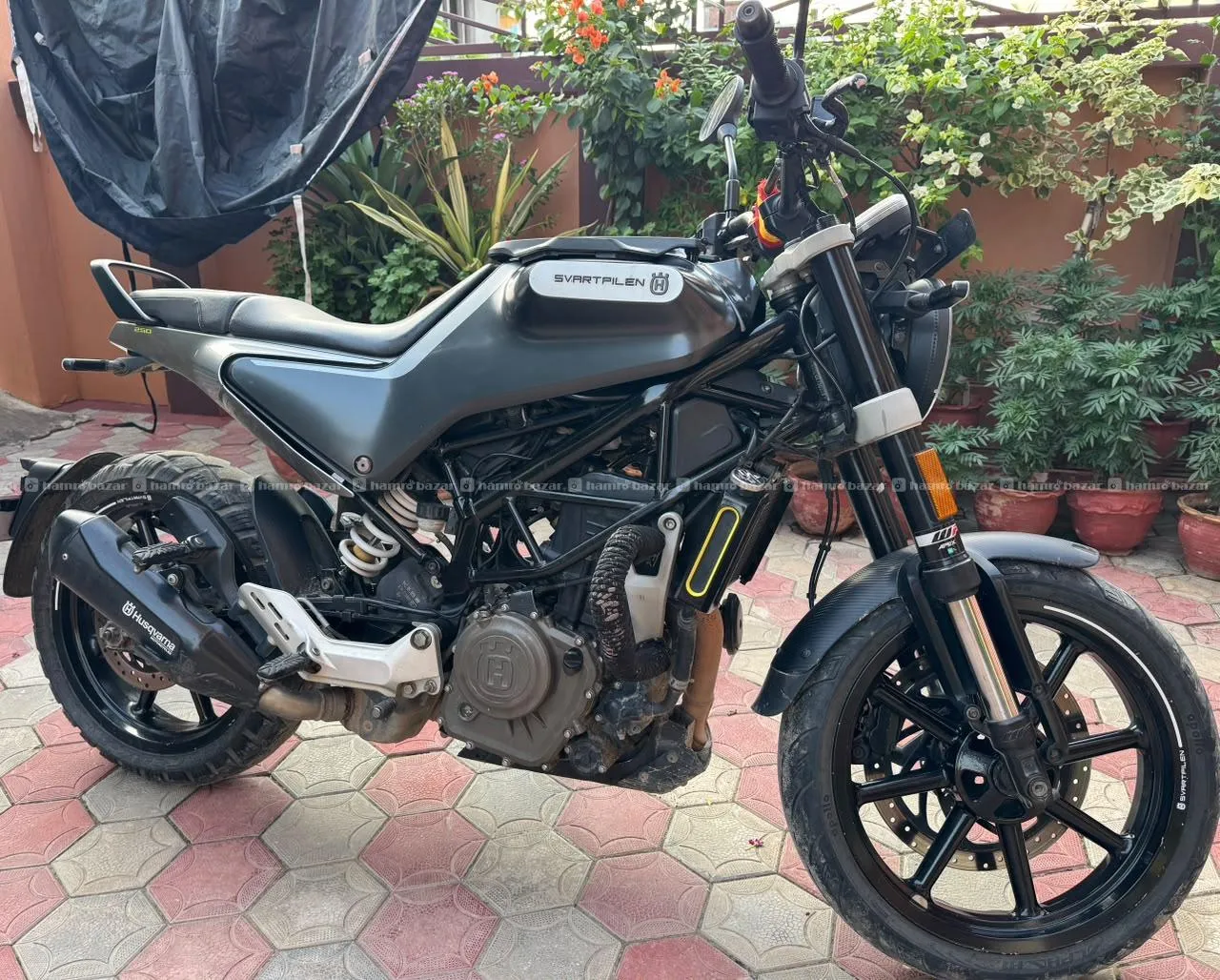 HUSQVARNA SVARTPILEN 250(KTM/BAJAJ)