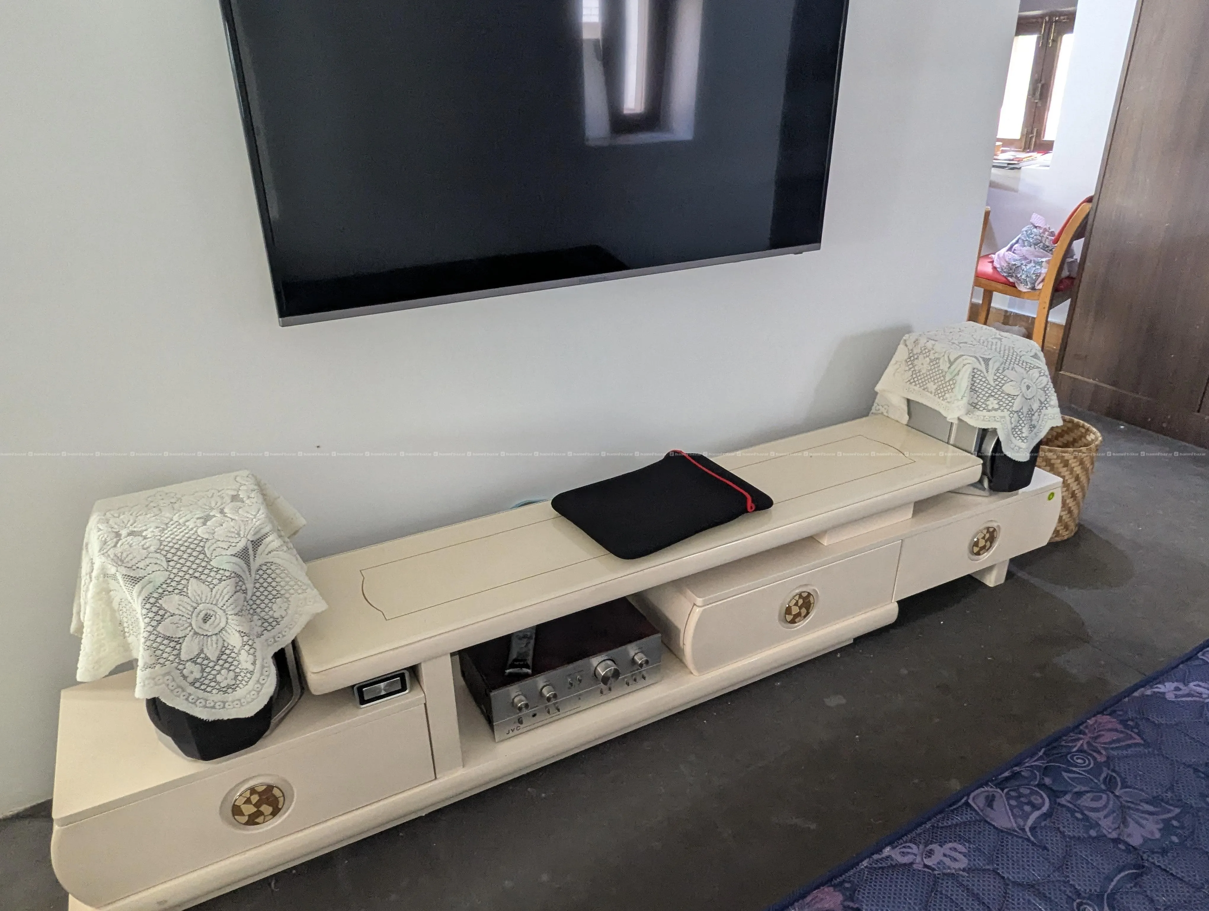 Premium Expandable TV Stand - Excellent Condition