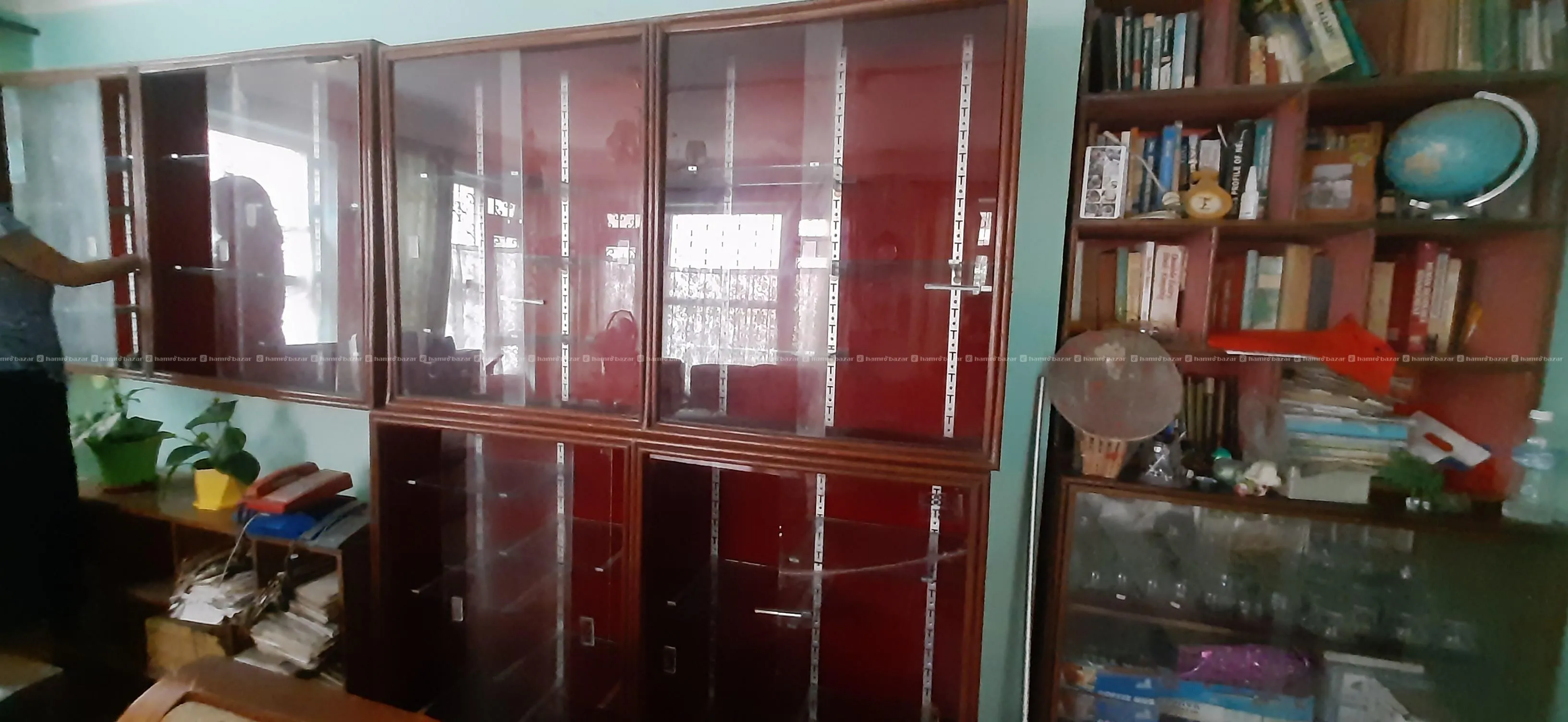 Showcase with glass panel in wooden almirah 3