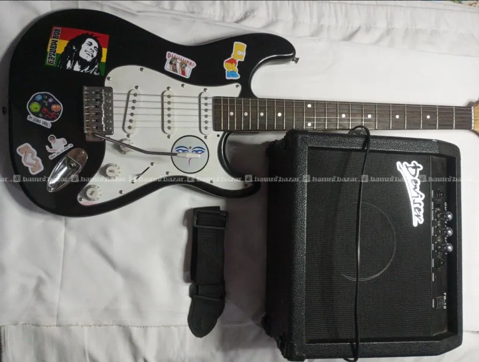 Electric guitar with its bag, amp and strap 4