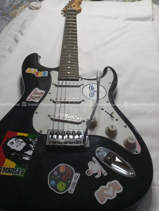 Electric guitar with its bag, amp and strap 5